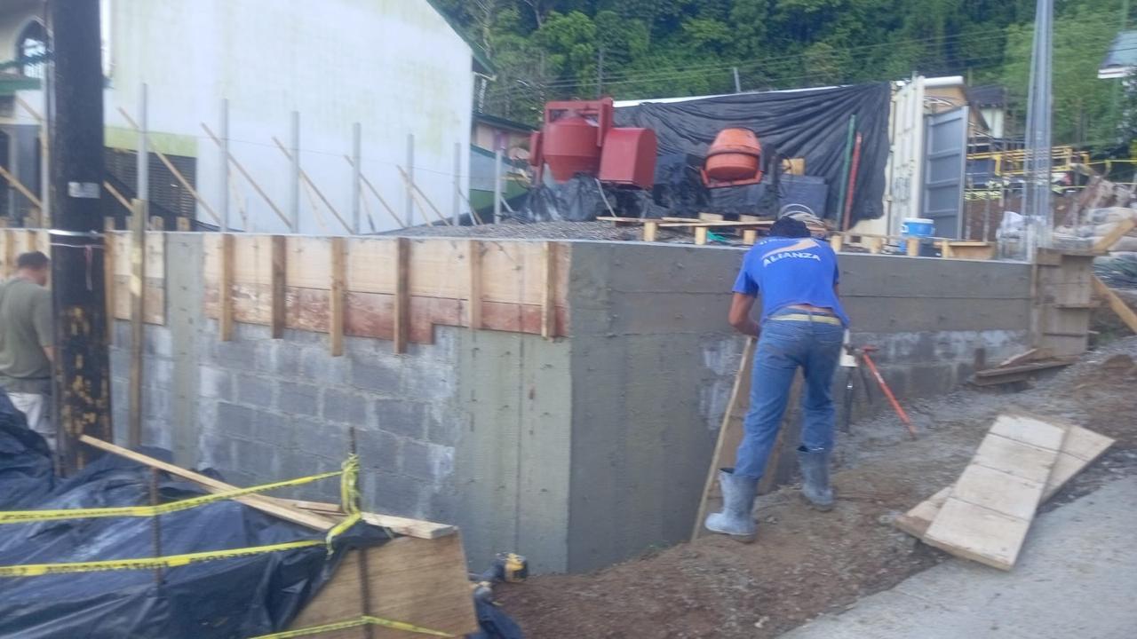 Muros de contención en Golfito